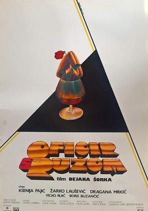 持玫瑰花的军官电影海报